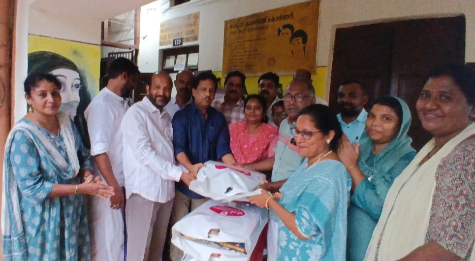 Thayalaparambu Rotary Club with handshake for the victims of Vadayar; Budsheet and bedsheet provided.